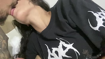 ¡a mi hermanastro le cuesta conciliar el sueño así que lo ayudo latina milf