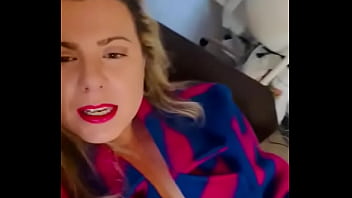 Cindy habillée mais oui monsieur ça arrive enfin c'est pour mieux me