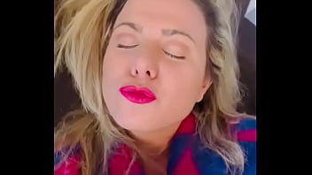 Cindy habillée mais oui monsieur ça arrive enfin c'est pour mieux me