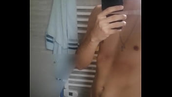 Mirándome Al Espejo Después De Darme Una Ducha thumbnail