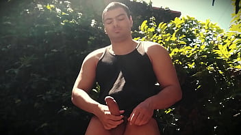 Disfrutando del sol outdoor sexy n1 con su big dick disfrutando de la naturaleza