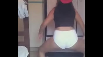 Novinha putinha tremendo a bunda funk