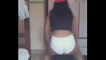 Novinha putinha tremendo a bunda funk