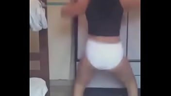Novinha putinha tremendo a bunda funk