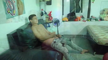 Estoy sola en casa y llega mi padrastro y le saco toda su leche