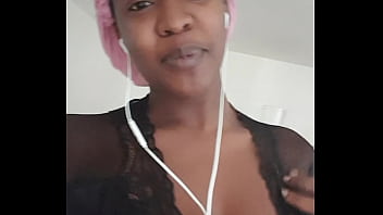 Hermosa Negra Tocando Su Coño Con Sagre thumbnail