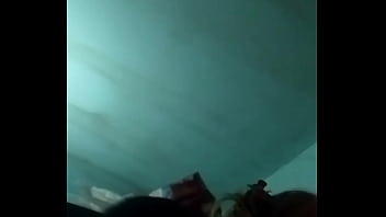 Mi pareja sentada en mi por la mañana ante de grabar algunas escenas y webcam