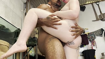 Esposa puta so deixou o marido corno sair pro trabalho e foi conversar com o pedreiro pelada