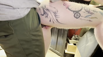 Esposa puta so deixou o marido corno sair pro trabalho e foi conversar com o pedreiro pelada