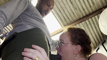 Esposa puta so deixou o marido corno sair pro trabalho e foi conversar com o pedreiro pelada