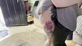 Esposa puta so deixou o marido corno sair pro trabalho e foi conversar com o pedreiro pelada