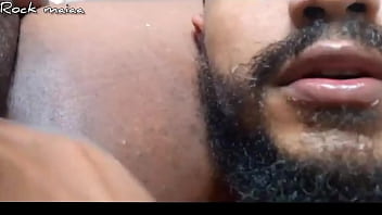 Peitos cheios de leite e uma buceta enorme com o meu punho dentro em uma sessão de fist sexo 100% amador