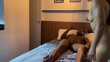 Ela me fez de corninha e fudeu com o massagista negão