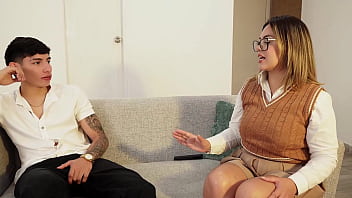 La profesora me ayuda a salvar mi semestre a cambio de sexo