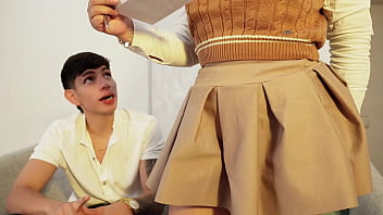 La profesora me ayuda a salvar mi semestre a cambio de sexo