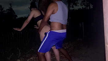 Uma corrida noturna termina em sexo no parque