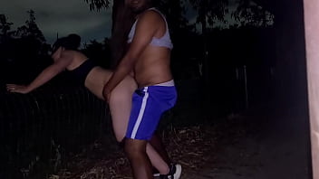 Uma corrida noturna termina em sexo no parque