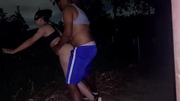 Uma corrida noturna termina em sexo no parque