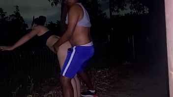 Uma corrida noturna termina em sexo no parque