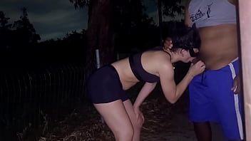 Uma corrida noturna termina em sexo no parque