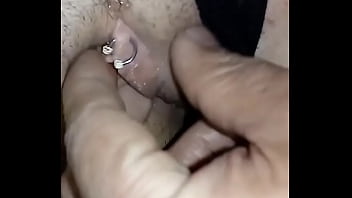 Alisando a buceta da branquinha com piercing