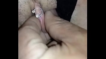 Alisando a buceta da branquinha com piercing