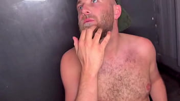 Paris fed meone stranger at a time krashbar personne public