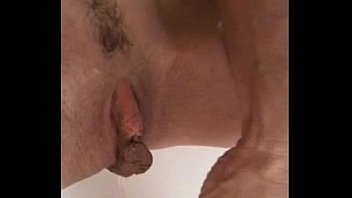 Eva sumisa castigada a exhibirse rociandose su piss