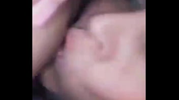 Dans cette vidéo vous pouvez voir mes délicieux seins ils sont gonflés et roses je gicle aussi