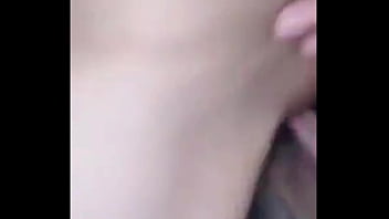 Dans cette vidéo vous pouvez voir mes délicieux seins ils sont gonflés et roses je gicle aussi