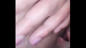 Dans cette vidéo vous pouvez voir mes délicieux seins ils sont gonflés et roses je gicle aussi