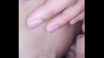 Dans cette vidéo vous pouvez voir mes délicieux seins ils sont gonflés et roses je gicle aussi Dans cette vidéo vous pouvez voir mes délicieux seins ils sont gonflés et roses je gicle aussi