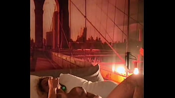 Maitê hedonê é uma milf que acorda sempre com muito tesão fica se contorcendo e se esfregando na cama até gozar