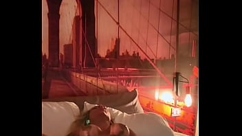 Maitê hedonê é uma milf que acorda sempre com muito tesão fica se contorcendo e se esfregando na cama até gozar