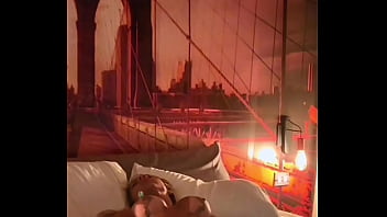 Maitê hedonê é uma milf que acorda sempre com muito tesão fica se contorcendo e se esfregando na cama até gozar