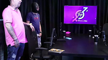 Corno mascarado chupa buceta molhada da monica lima depois de uma rola preta ter brincado ali novinhos da imperium ficam louco de tesão completo no red