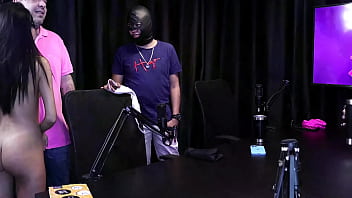 Corno mascarado chupa buceta molhada da monica lima depois de uma rola preta ter brincado ali novinhos da imperium ficam louco de tesão completo no red