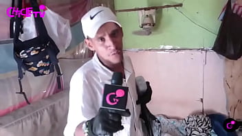 Nos enseña su humilde espacio donde le tocó migrar