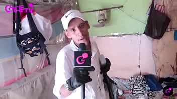 Nos enseña su humilde espacio donde le tocó migrar