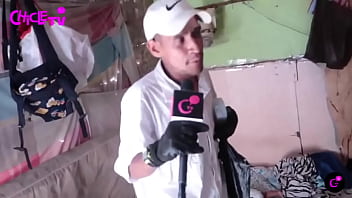 Nos enseña su humilde espacio donde le tocó migrar