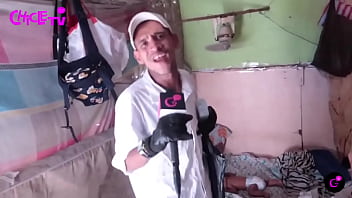 Nos enseña su humilde espacio donde le tocó migrar