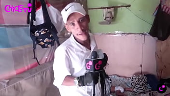 Nos enseña su humilde espacio donde le tocó migrar