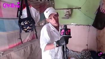 Nos enseña su humilde espacio donde le tocó migrar