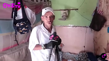 Nos enseña su humilde espacio donde le tocó migrar