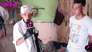 Nos enseña su humilde espacio donde le tocó migrar