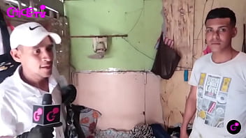 Nos enseña su humilde espacio donde le tocó migrar