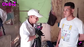 Nos enseña su humilde espacio donde le tocó migrar