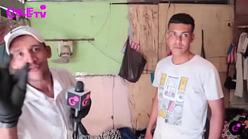 Nos enseña su humilde espacio donde le tocó migrar