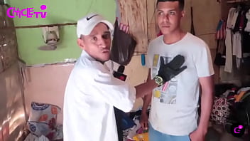 Nos enseña su humilde espacio donde le tocó migrar