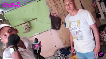 Nos enseña su humilde espacio donde le tocó migrar